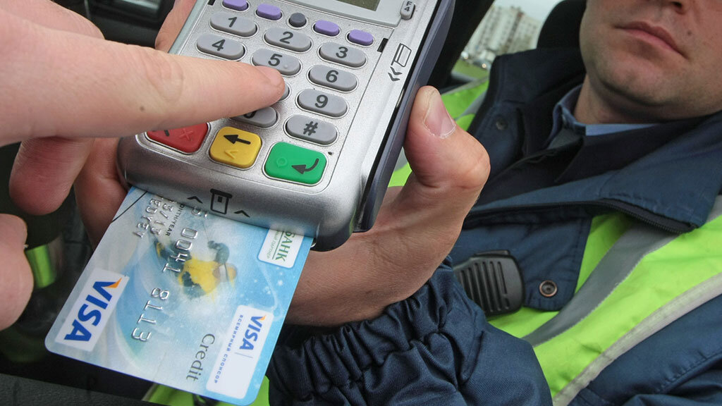 Мужчина расплачивается банковской картой. /Фото: img2.ntv.ru