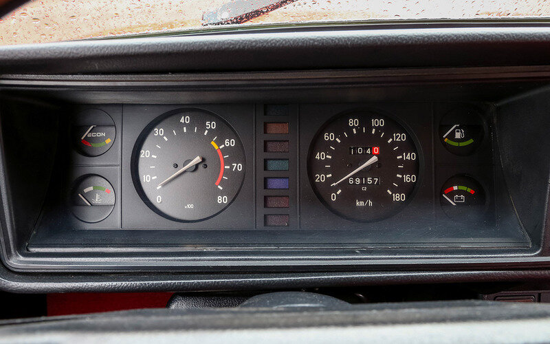 Как и полагается «люксовой» модели, комбинация приборов имеет тахометр. Позже этот инструментарий использовали на ГАЗелях ­и внедорожниках УАЗ‑3160.