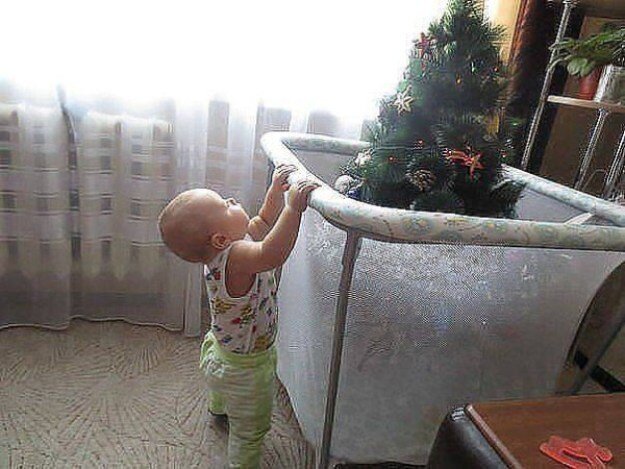 Выселяем ребенка из манежа и временно отправляем туда новогоднюю красавицу.