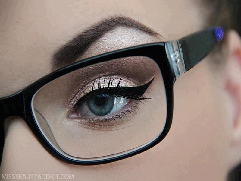 Look glasses. Макияж для глаз в очках. Красивые глаза в очках. Макияж Вечерний под очки. Макияж для глаз под очками.