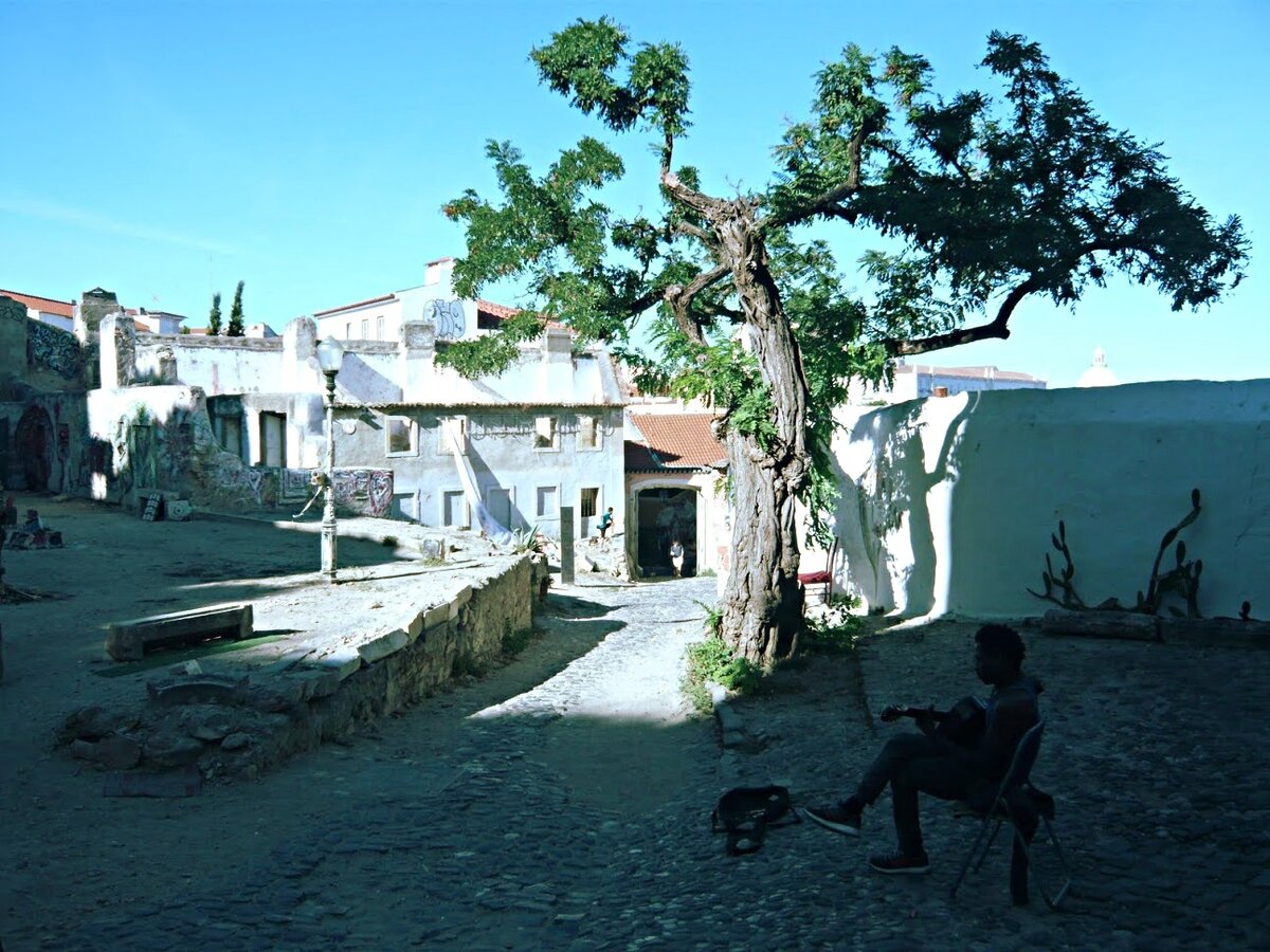 В трущобах Лиссабона паренек (каких много всюду) играет на гитарке в удовольствие и зарабатывает себе на минимальное выживание 