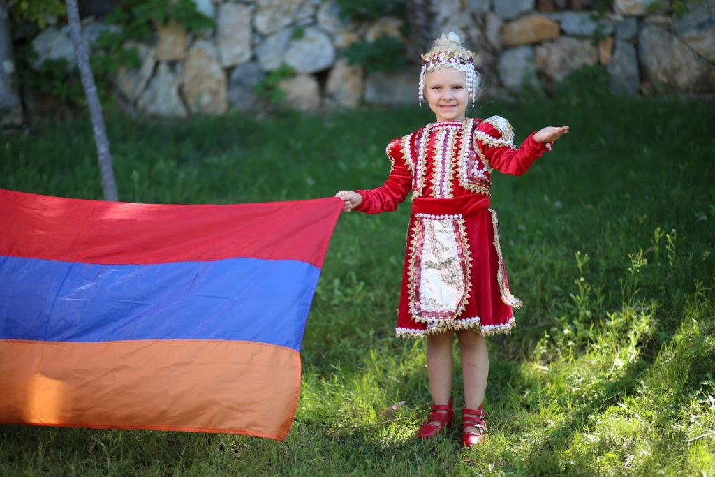 Армянские дети в национальных костюмах. Жители Армении. Армения люди красивые. Флаг армянского народа. Про армянский народ