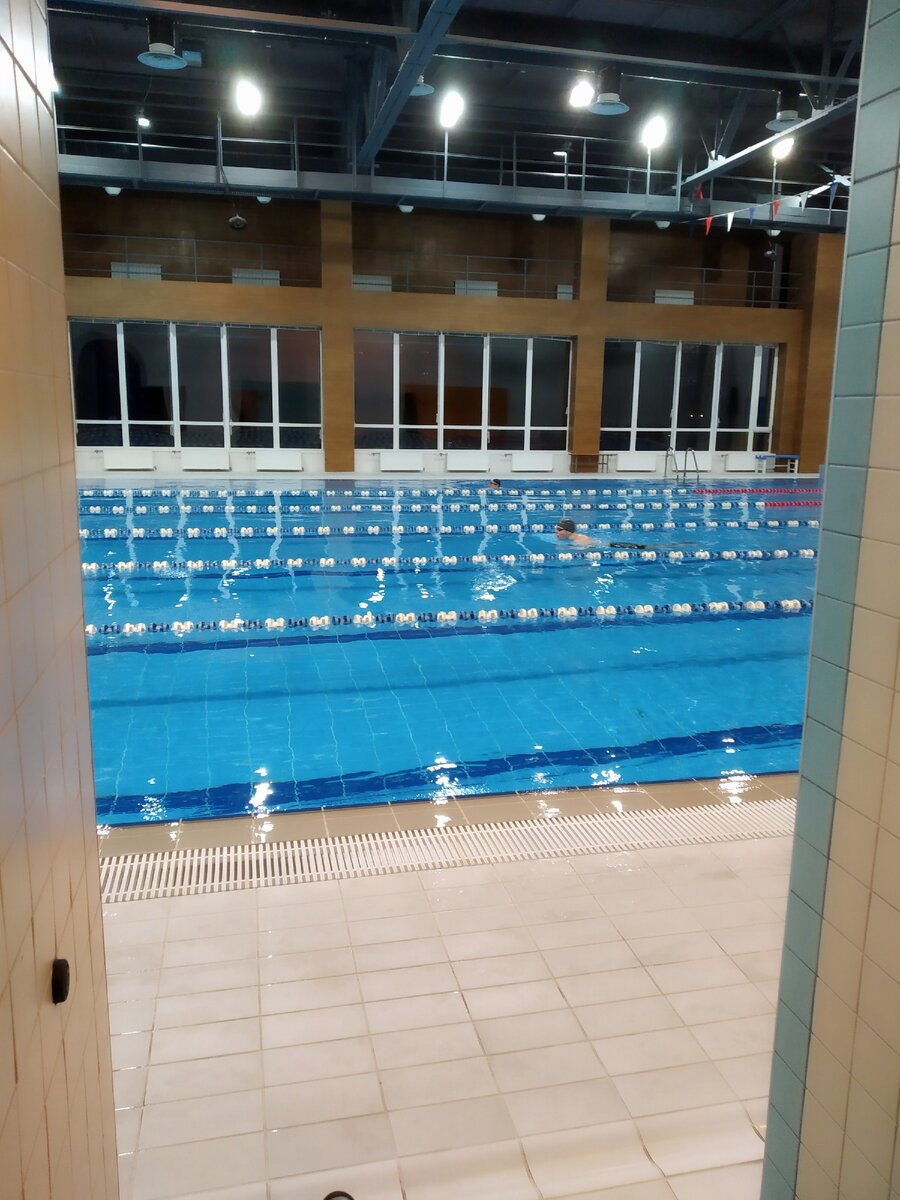 Народ продолжал плавать