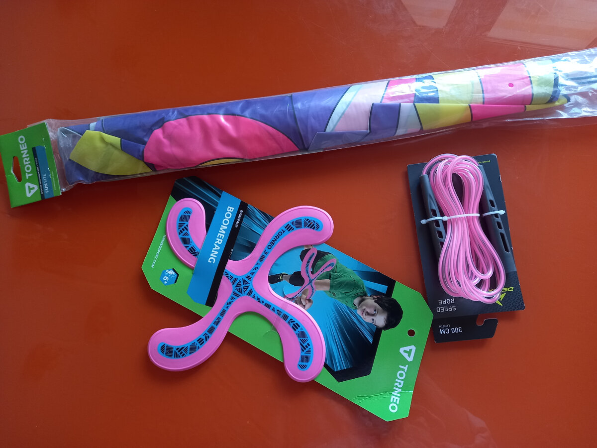 Воздушный змей, бумеранг и скакалка из "Спортмастера"