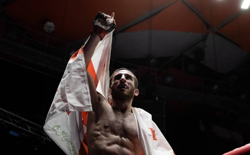 Сураж Гасанов на поединки выходит с грузинским флагом