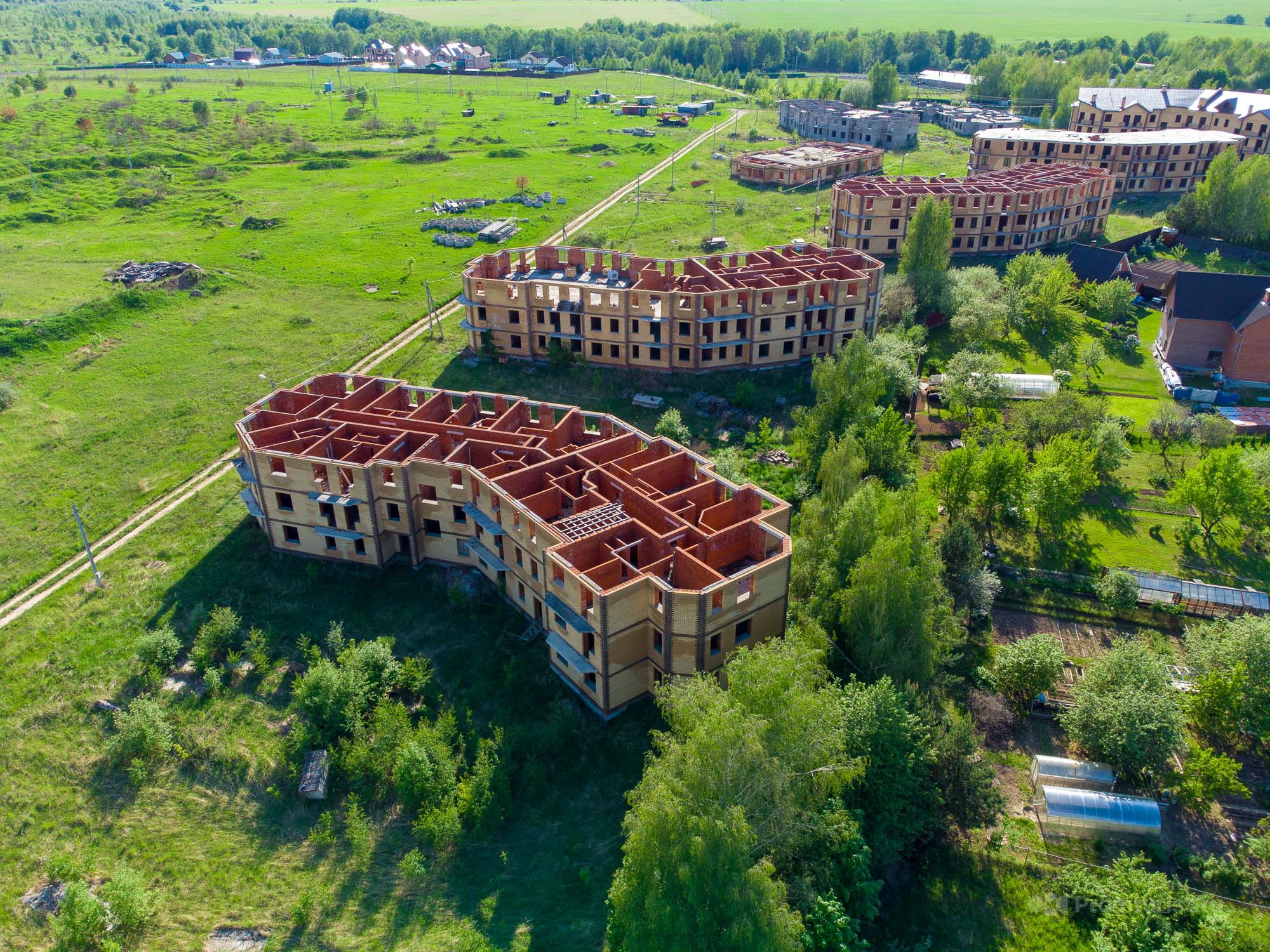 Люди повелись на низкие цены, купили квартиры. Но, это была мышеловка. Заброшенный посёлок крутых домов ???4