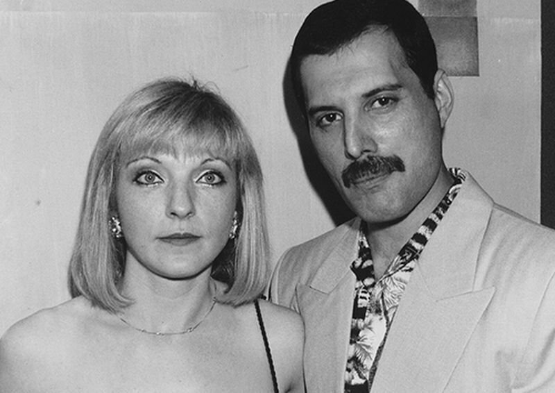 Будь я мамой этого молодого человека - не посоветовала бы ему брать в жены даму слева.