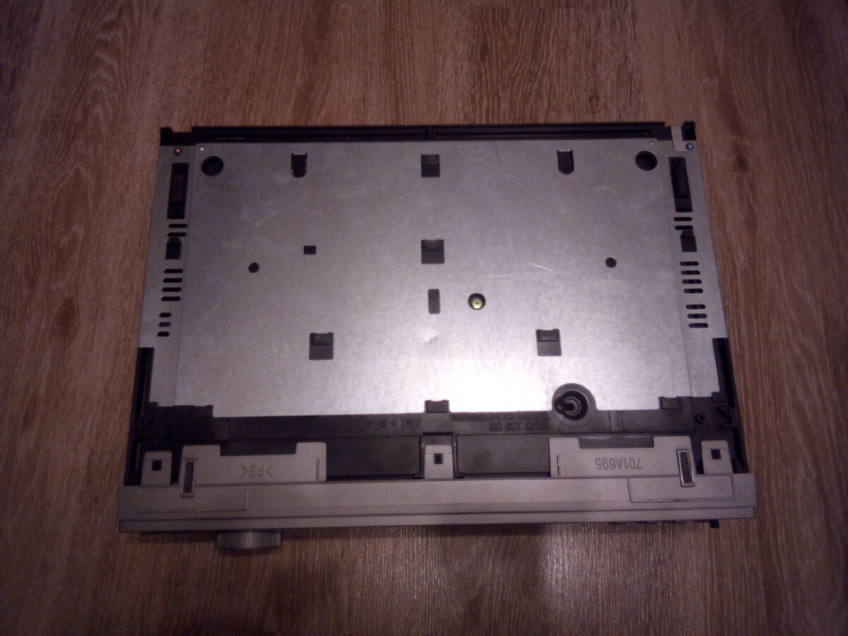 Фото автора. Вид регистратора снизу.