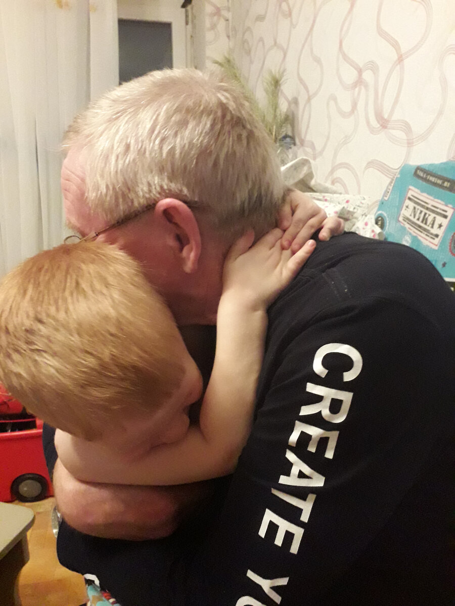 Две любимые рыжие головы: мой сын и мой отец. Правда, отец уже не рыжий, уже седой. Любимый седой отец.