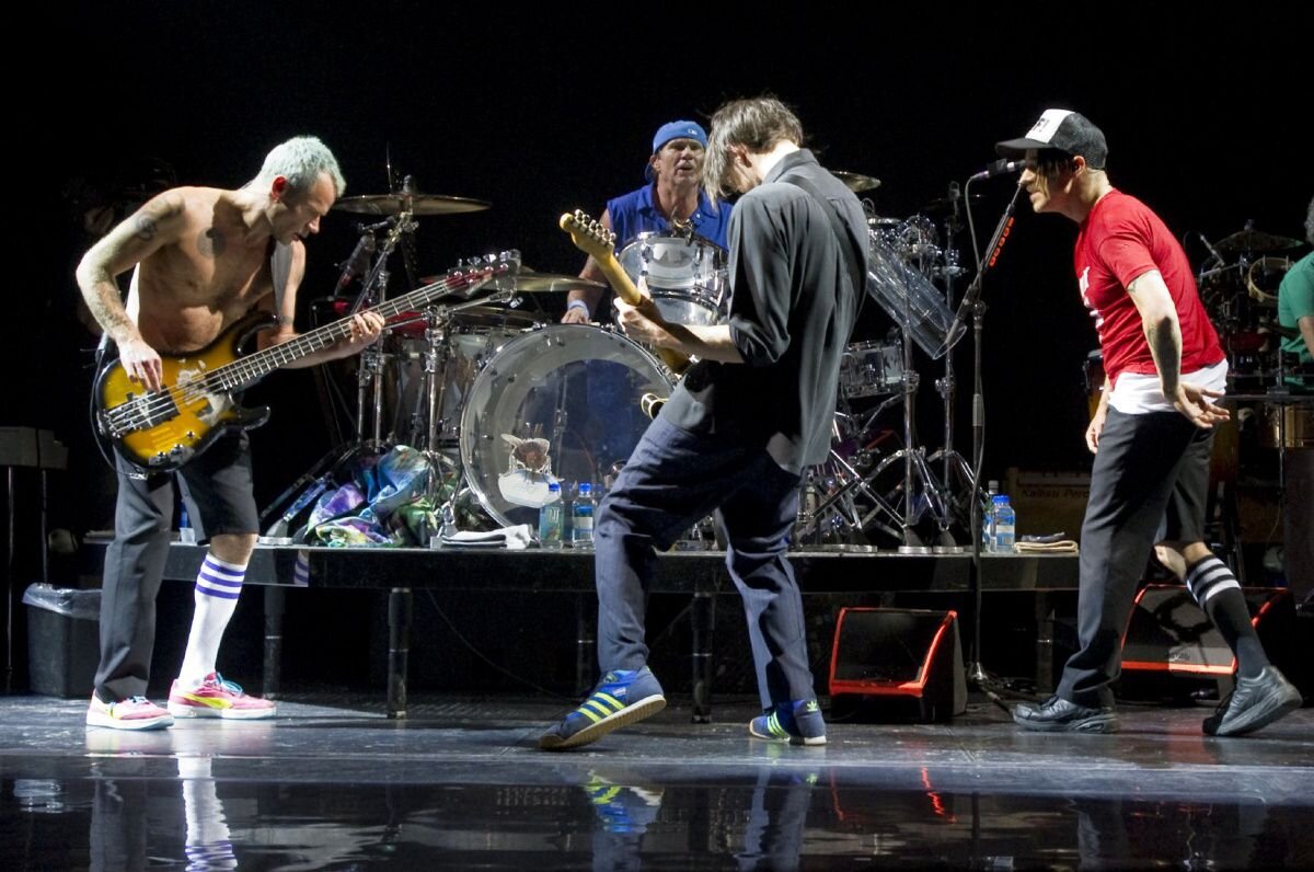 Группа hot chili peppers. RHCP 2005. Группа Red hot Chili Peppers. RHCP 2006. Red hot Chili Peppers концерт.