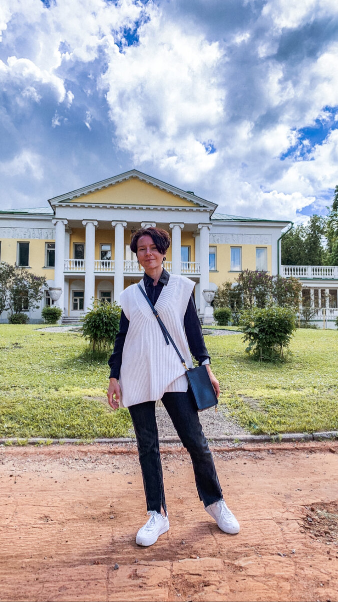 Долгое время я не хотела ехать в музей-заповедник Ленинские Горки. Видно, на подсознательном уровне у меня он ассоциировался с объектом пропаганды и идеологического воспитания. И каково было мое удивление, когда я в итоге сюда попала – это красивое место, где можно просто погулять и насладиться природой, а можно и провести время с пользой, посетив выставки, музеи и различные экспозиции. Фото автора