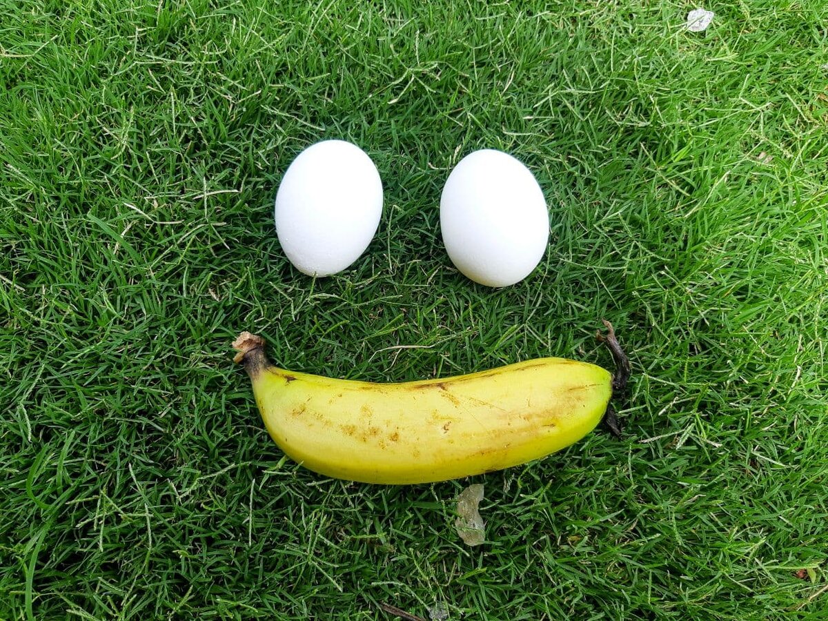  мальчик ест банан 