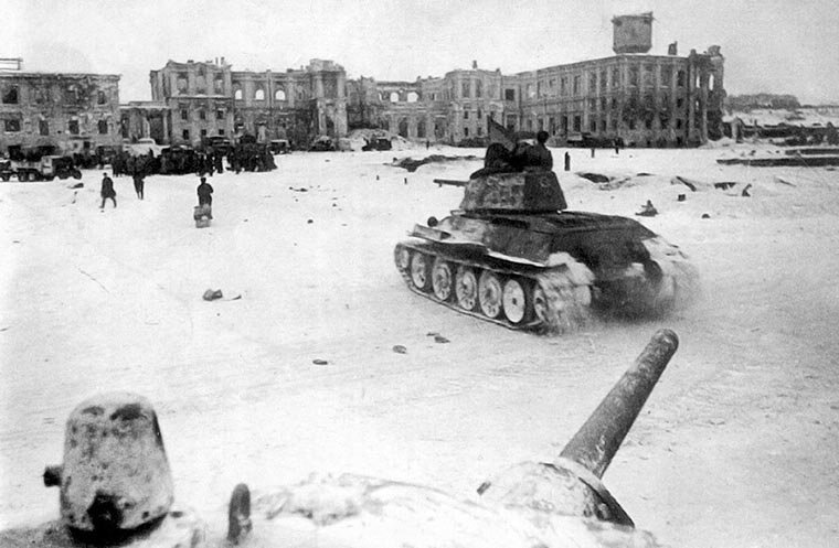 В ходе Сталинградской битвы танкистам приходилось так же трудно, как и всем остальным – граната могла внезапно вылететь из любого окна