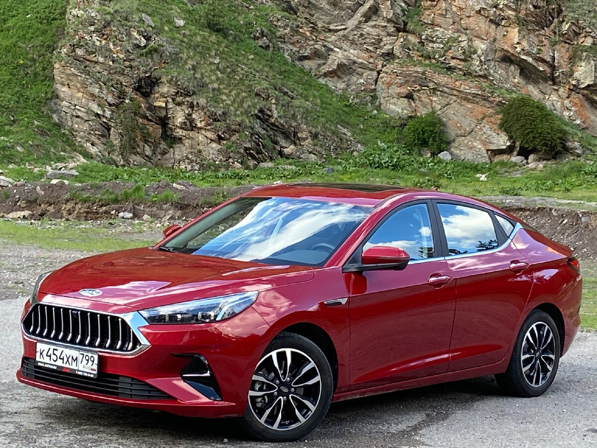Jac  J7: по задумке молодёжь должна запасть на этот китайский лифтбек. И за ним, действительно, очереди!
