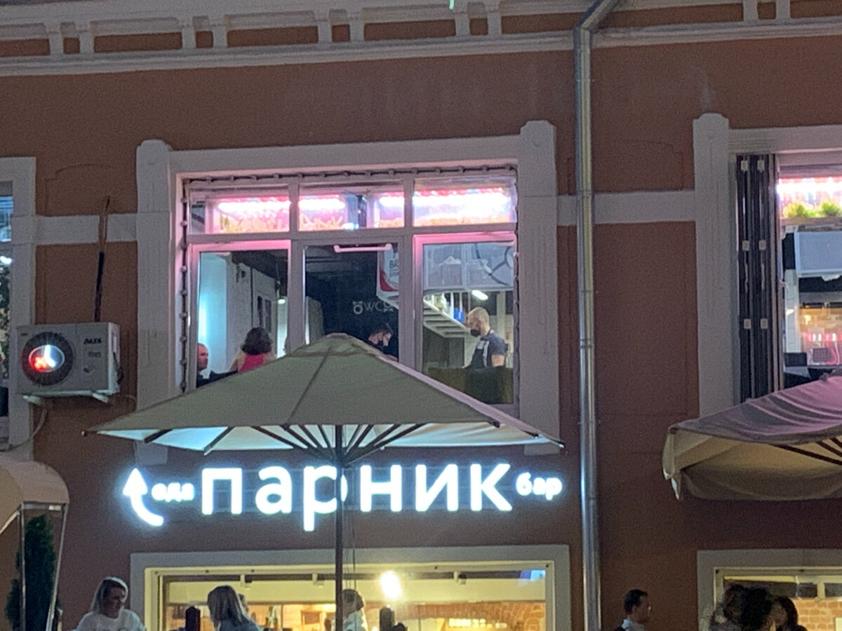 Окна второго этажа дома на Кузнецком, где распложен фудкорт