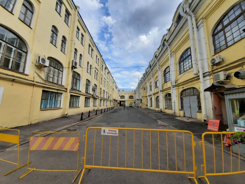Первый, хозяйственный дворик.