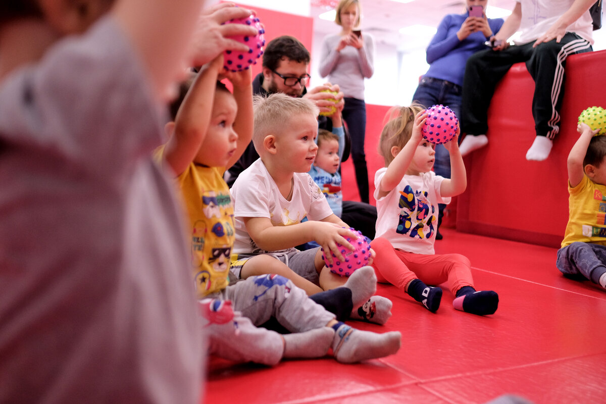 Научите ребёнка правильному поведению на тренировке | Baby Gym — сеть  детских гимнастических центров | Дзен