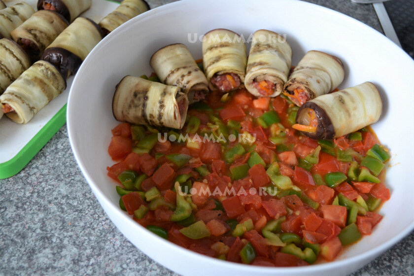 Рулетики из баклажанов с курицей и овощами в духовке: рецепт - Лайфхакер