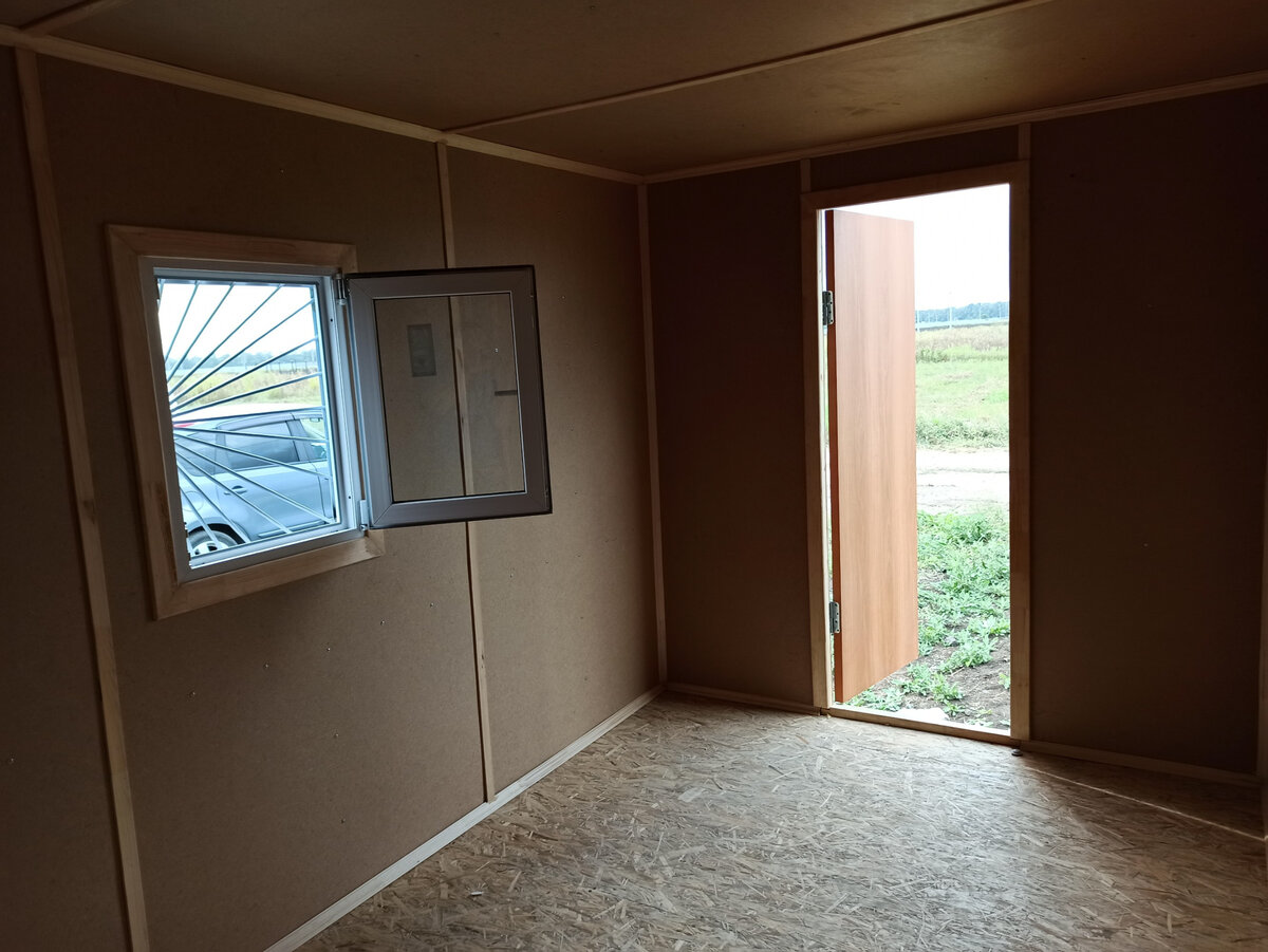 Внутри вагончика до