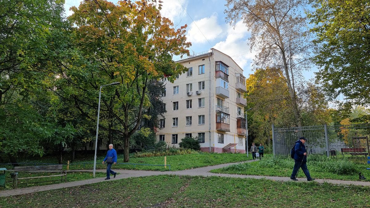 Дом по реновации в Москве накренился и напоминает 