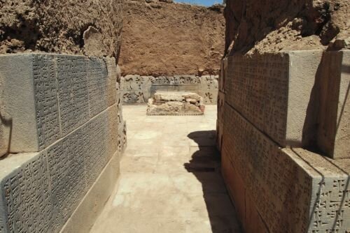 Замок Аянис. Армянское нагорье. Источник фото: https://www.arkeolojikhaber.com/haber-ayanis-kalesiinde-2-bin-700-yillik-tapinagin-tas-suslemeleri-eski-yerlerine-yerlestiriliyor-26295/