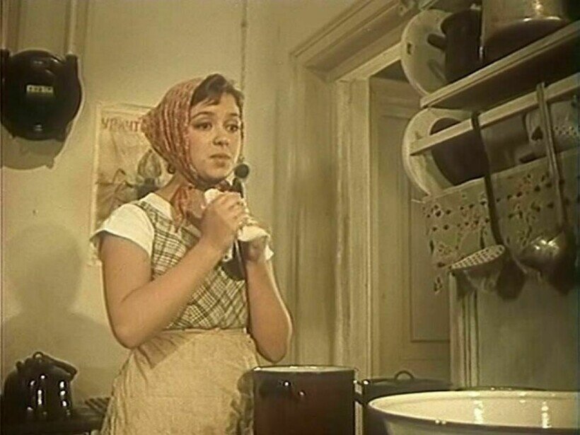 А это Катя Иванова с неуживчивым характером из фильма "Девушка без адреса". Наводит порядок у Раисы Павловны с ее "богемским стеКВом"