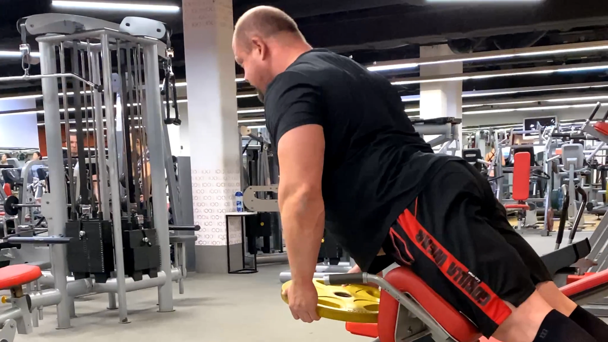 Экстензия: спину держать прямой, не опуская голову вниз.