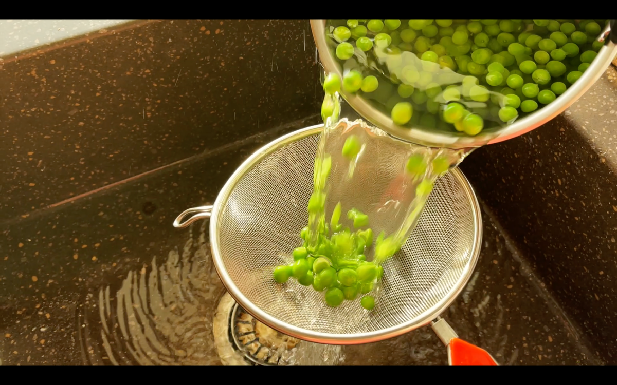 Промыть под холодной водой, в течении 1 минуты