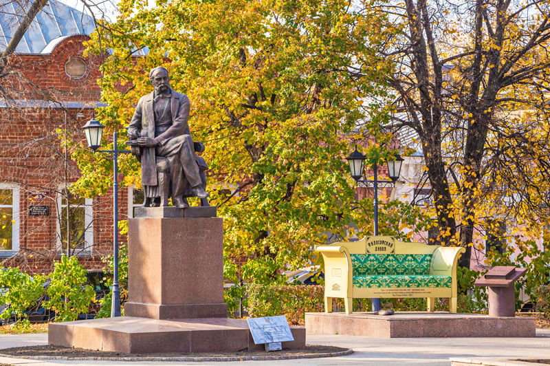 Скверы в честь знаменитых людей. Дом памятник Гончарову в Ульяновске. Памятник Гончарову в Ульяновске. Памятник бюст Гончарову. Russian Square name.