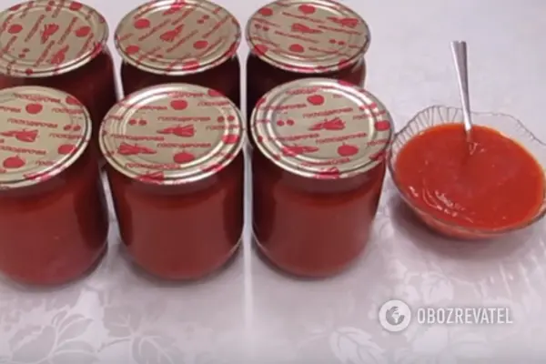  Разливаем кетчуп по стерилизованным банкам и закатываем металлическими крышками