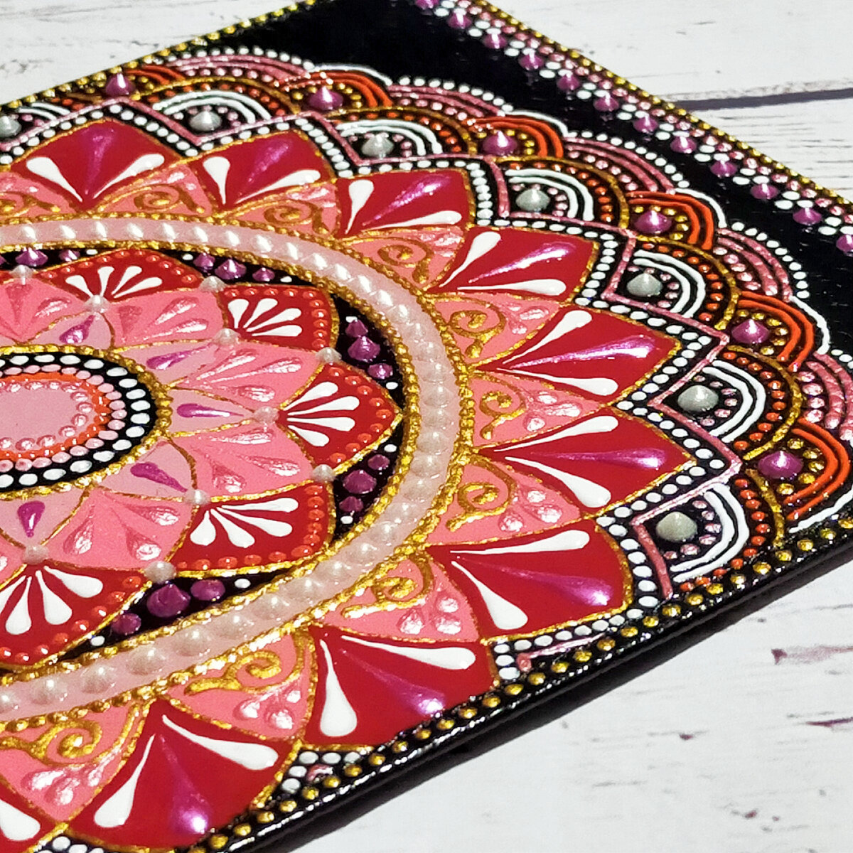 Фрагмент обложки на паспорт с авторской росписью