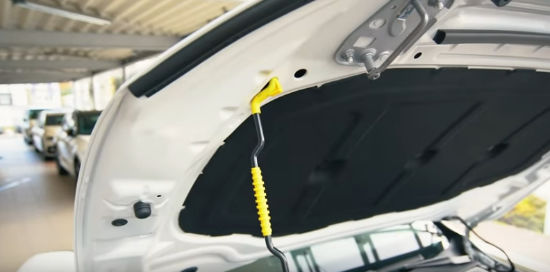 Передний капот держится в открытом со стоянии с помощью ножки.