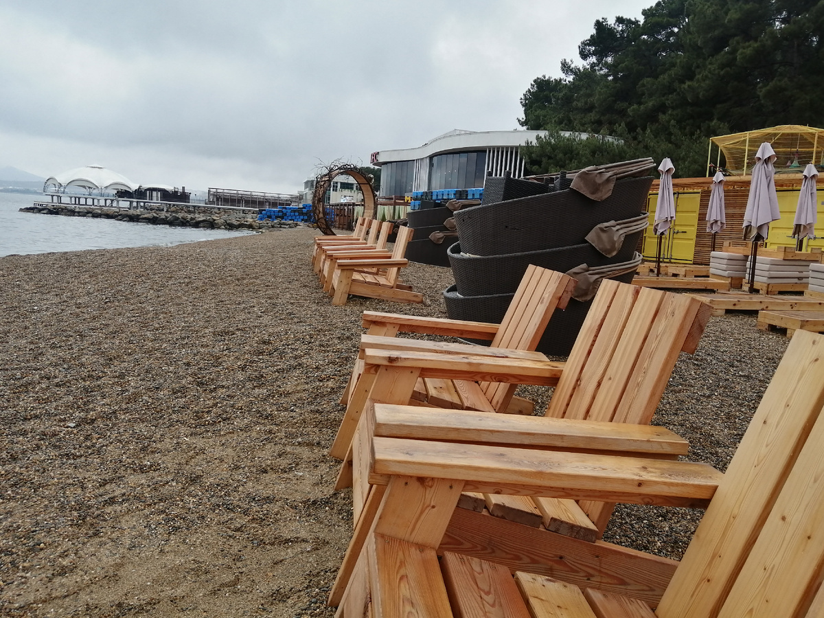 На пляже стоят такие шикарные стулья