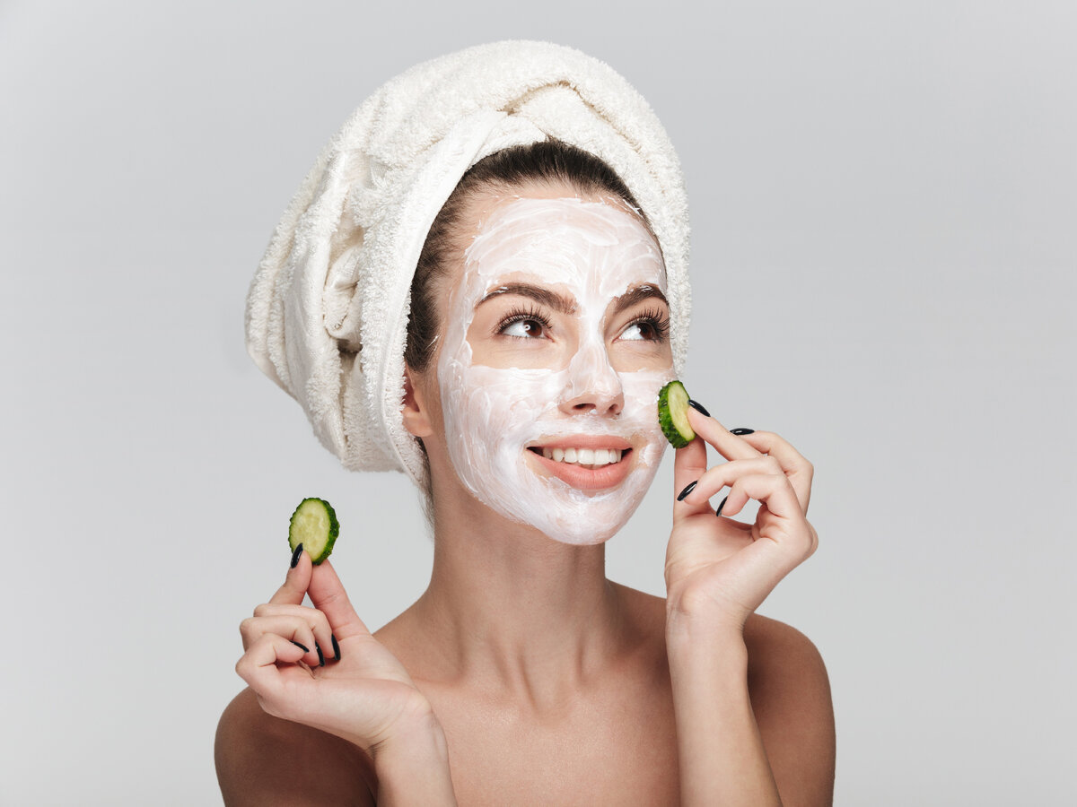 увлажнение кожи. пилинг девушка. уход за лицом. крем для лица. девушка с кремом.