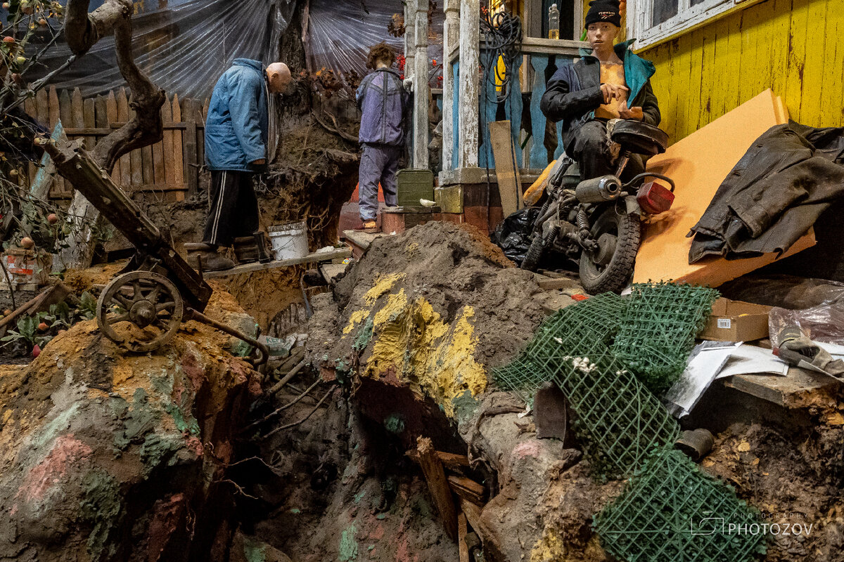 Путь по панораме начинается с обычной дачи под Петербургом, где в 1990-е поисковики обнаружили останки павших в войну красноармейцев. Как раз тогда — в самом конце XX века в нашей стране стало активно развиваться поисковое движение. А уже в следующем зале зрители оказываются на этом же месте, но в 1941 году — во время ожесточенных боев за Ленинград с фашистскими захватчиками.