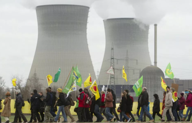 Если кто забыл-это не дым из труб,а водяные пары из градирен.