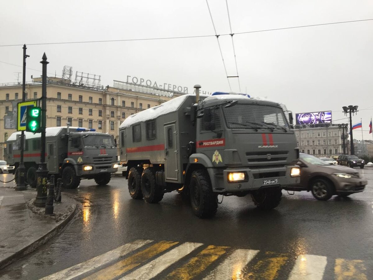 Машины росгвардии в центре Питера: первые ласточки или единичный эпизод? |  MikroMegaS | Дзен