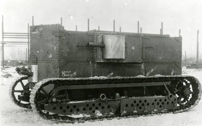 Holt Gas-Electric Tank, на этой фотографии хорошо видно, что на танке стоят пулеметы Виккерса