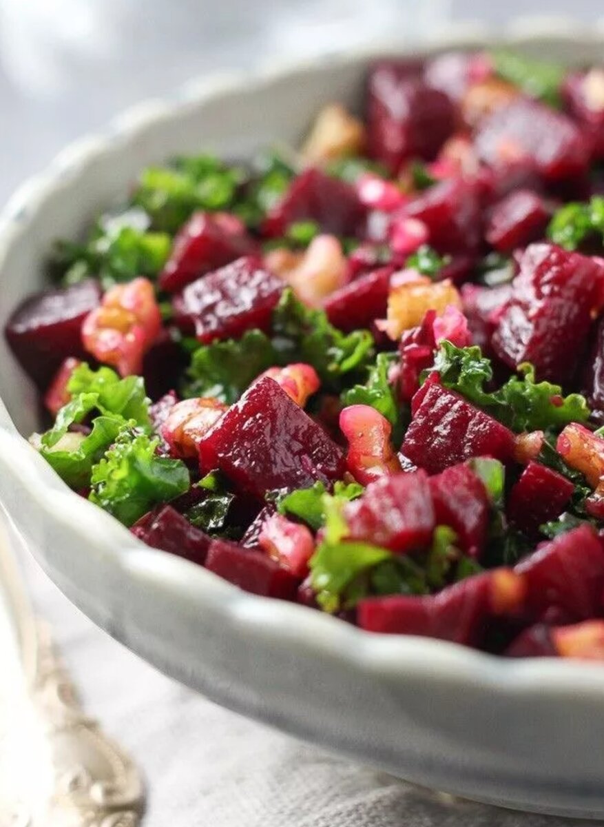 Beetroot can be cooked and eaten warm. Beetroot Salad. Очищающий салат. Bowl beetroot and cheakpeas.