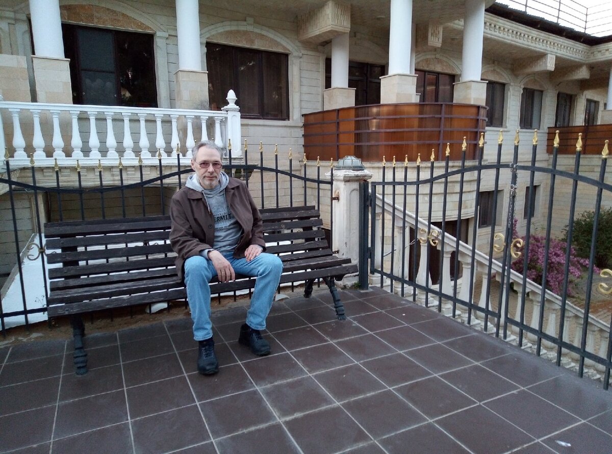 Михаил Лекс, автора рассказа, канала «Как стать счастливым?» и первого комментария
