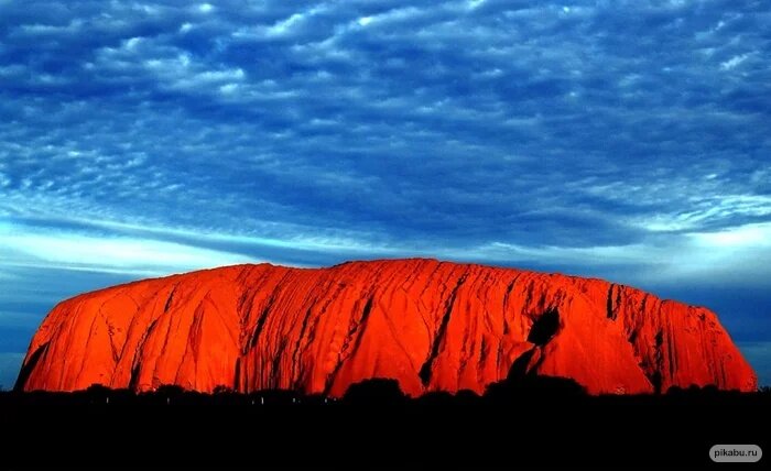Источник: https://pikabu.ru/story/uluru__zagadochnaya_krasnaya_gora_na_kotoruyu_zapretili_podnimatsya_dazhe_virtualno_7817380
