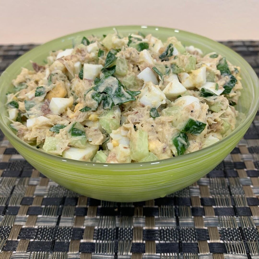 Рыбный салат из консервов. Салат с сайрой и яйцом. Салат из консервы. Вкусный салат из консервы рецепт. Салат с тунцом и кукурузой.