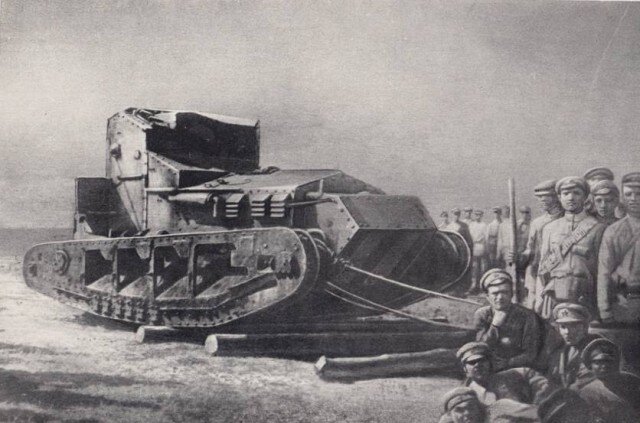 Красноармейцы на фоне танка "Сибирякъ" захваченного у Каховки