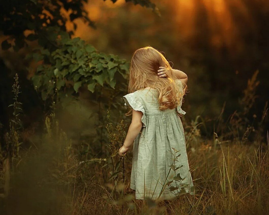 Фото с https://yandex.ru/images/search?text=маленькая%20девочка%20у%20болота.jpg