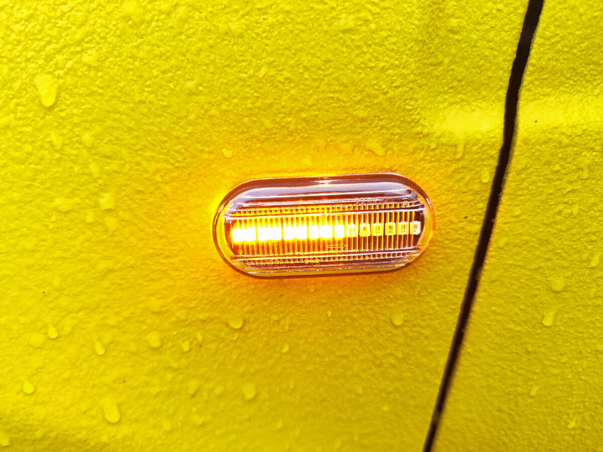 Рено дастер лампа задний поворотник. Дастер 2012 задний поворотник. Повторитель поворота дастер 2022. Renault duster повторители поворотов. Поворотник дастер.