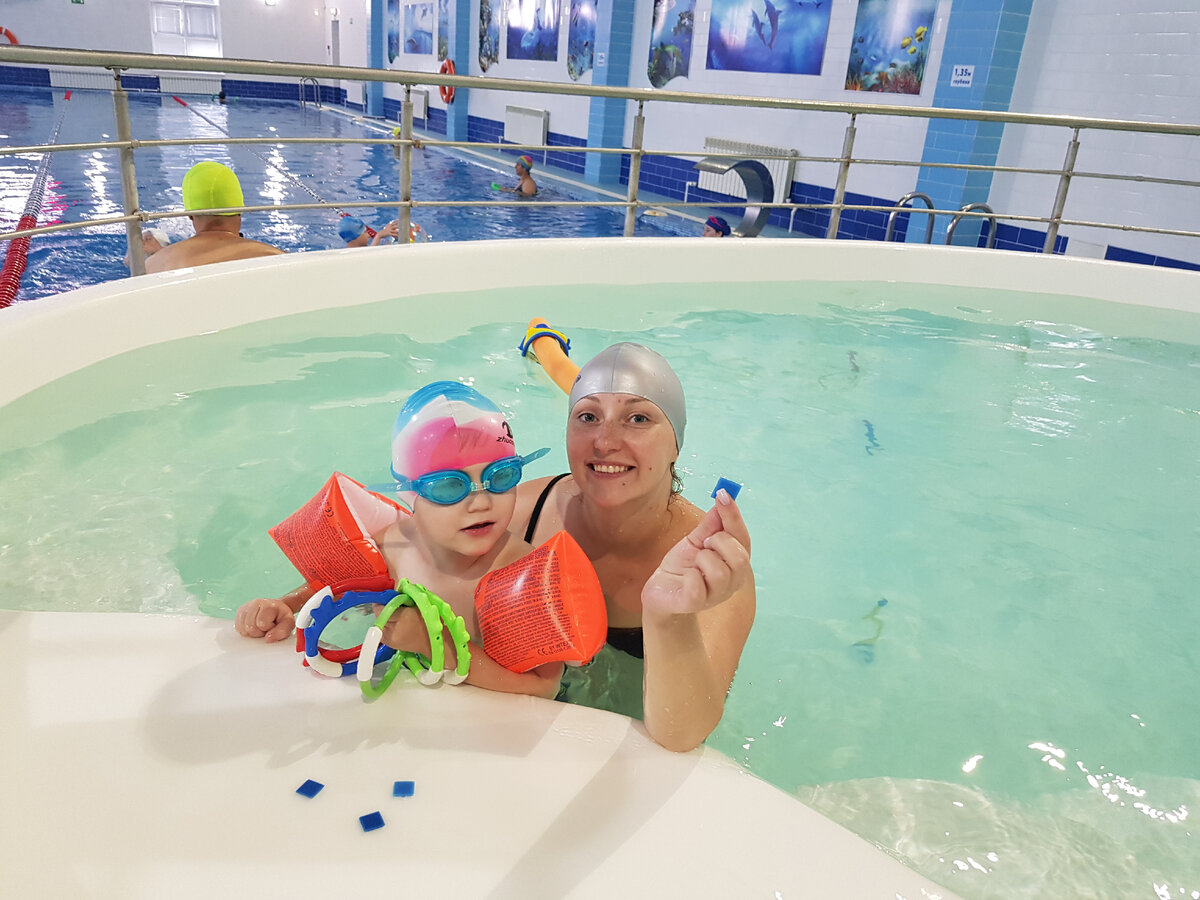 В бассейне внучок и дочь. Санаторий Лениногорский 