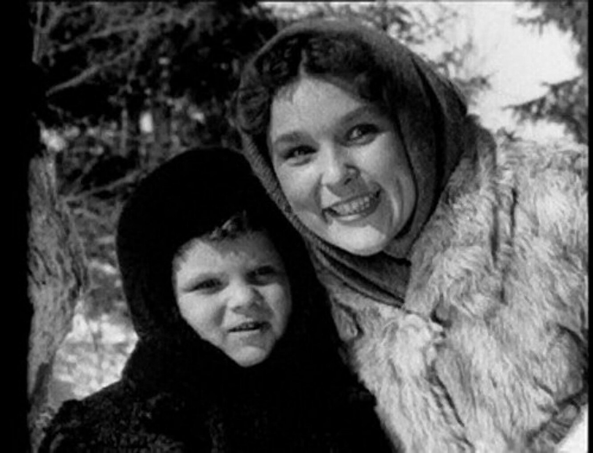 Вера Васильева в роли мамы в фильме "Чук и Гек", 1953 г (Изображение из открытых источников)