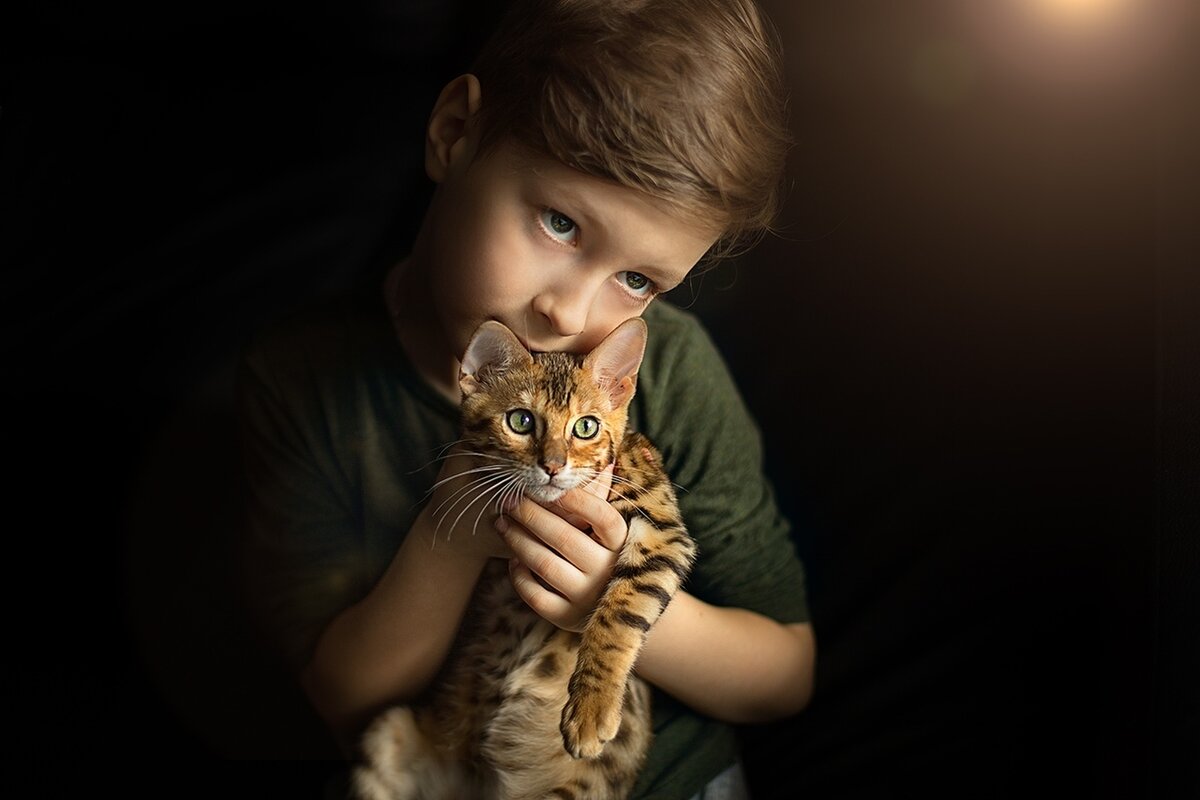 Включи кот пацан. Мальчик с котом. Мальчик с котом на руках. Мальчик с котенком на руках.
