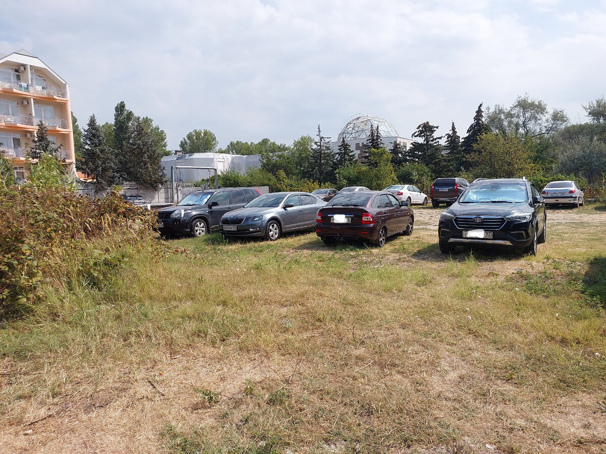 Стоянка для автомобилей постояльцев. Находится на огороженной закрывающейся территории
