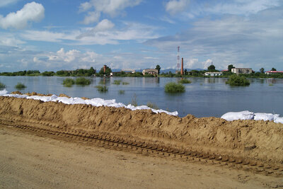    Насыпная дамба ©Пресс-служба ДВРЦ МЧС РФ